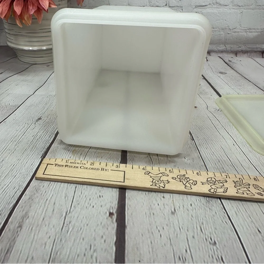 vintage tupperware saltine saver with seal White Storage Bin cracker keeper